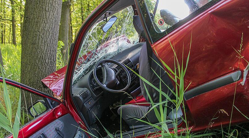 Das Auto des 18-J&auml;hrigen prallte bei Wachenheim an der Weinstra&szlig;e gegen einen Baum. (Symbolbild)