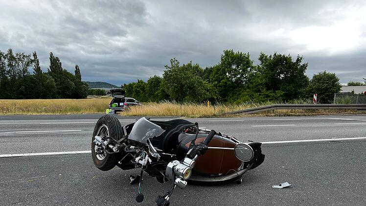 Mit Linienbus kollidiert: Rollerfahrer verstirbt noch an Unfallstelle