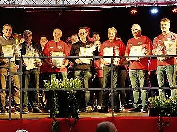 Dirigent Frank Macht (Mitte) und sieben Mitglieder sind Ehrentitel verliehen worden.