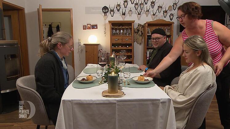 Aus zwei Halbkugeln Parfait zaubert Andrea zur Überraschung aller eine ganze Kugel Nachtisch.