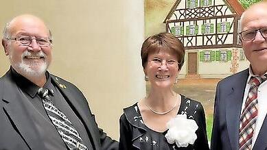 Wolfgang Sittler (von links) und 1. Vorsitzende Waltraude Wirsching, die für 70 Jahre aktives Singen im Verein geehrt wurde, mit Elmar Brehm.