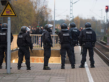 Blaulicht, Bereitschaftspolizei, Polizei, Bahnhof