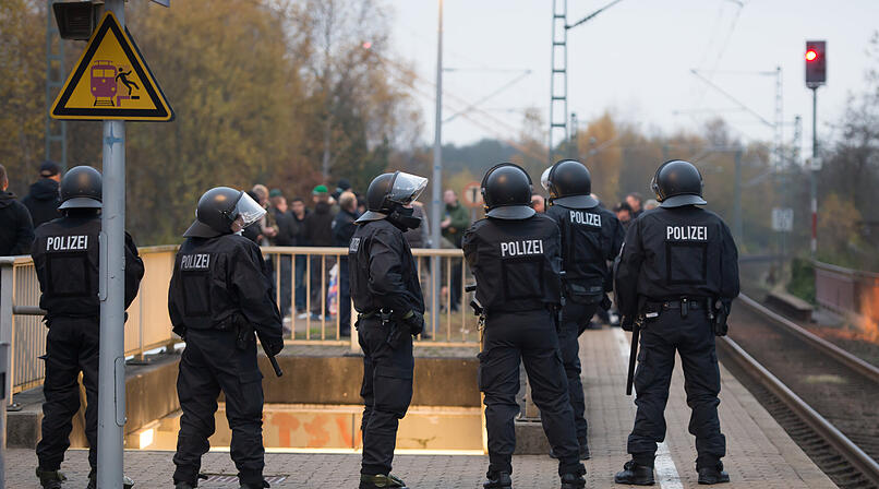 Blaulicht, Bereitschaftspolizei, Polizei, Bahnhof