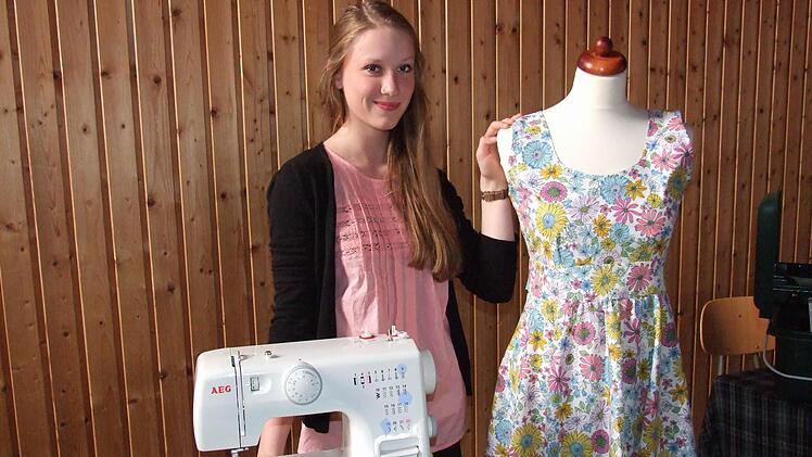 Paula Ehrenberg aus Wülfershausen nähte als Abschlussarbeit ein Sommerkleid. Foto: Marion Eckert