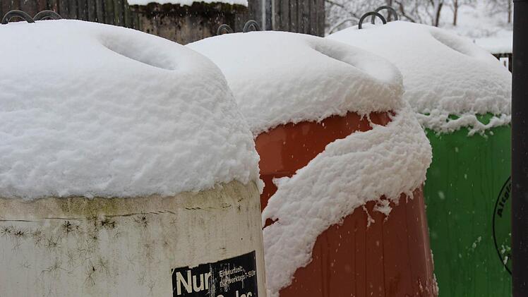 Die Container zeigen's an. Der Neuschnee hat beachtliche Höhe erreicht. Foto: Eckehard Kiesewetter