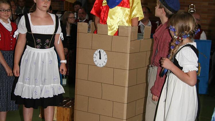 Till Eulenspiegel will fliegen hat die Theatergruppe der vierten Klasse einstudiert - und Tom Wiegel glänzte in der Rolle des Till.