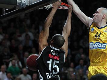 Zach Morley (rechts), hier noch im Trikot von Alba Berlin, kann in der kommenden Saison sein Engagement bei medi Bayreuth nicht wie geplant antreten. Archivfoto: sportpress