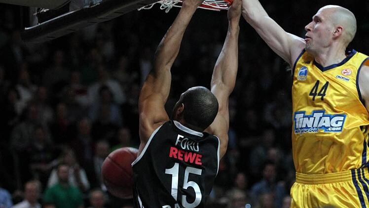 Zach Morley (rechts), hier noch im Trikot von Alba Berlin, kann in der kommenden Saison sein Engagement bei medi Bayreuth nicht wie geplant antreten. Archivfoto: sportpress