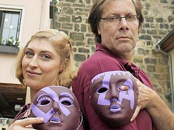Neckisch: Frank Ziegler und Daniela Günther werfen sich gekonnt in Positur. Sie wollen Spaß und diesen in der LiLa auch teilen.  Fotos: Markus Häggberg