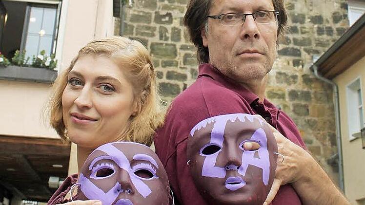 Neckisch: Frank Ziegler und Daniela Günther werfen sich gekonnt in Positur. Sie wollen Spaß und diesen in der LiLa auch teilen.  Fotos: Markus Häggberg