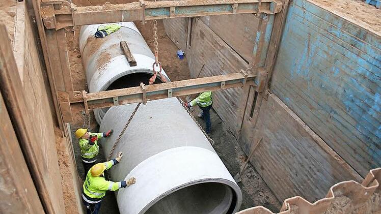 So sah es noch vor wenigen Wochen an der Kanalbaustelle in der Hallstadter Straße aus. In tiefen Gruben wurden die Rohre für den neuen Mischwasserkanal versenkt. Mittlerweile sind die Baugruben geschlossen. Am morgigen Dienstag ist die Straße wieder frei.  Foto: FT-Archiv