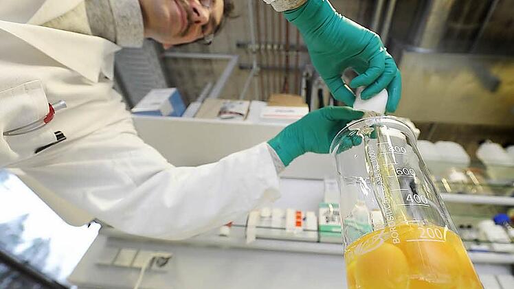 Lebensmittelchemiker Holger Knapp schlägt in einem Labor des Landesamts für Gesundheit und Lebensmittelsicherheit (LGL) in Erlangen Eier für einen Dioxin-Test auf. Eine Außenstelle des LGL kommt 2016 nach Bad Kissingen. Foto: David Ebener/dpa