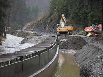 Die Bauarbeiten an der Kreisstraße 3 zwischen Gifting und der Staatsstraße 2200 laufen auf Hochtouren. Doch nun wackelt der Termin für die Verkehrsfreigabe vor Weihnachten. Foto: Archiv/Friedwald Schedel