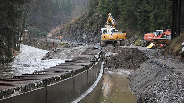 Die Bauarbeiten an der Kreisstraße 3 zwischen Gifting und der Staatsstraße 2200 laufen auf Hochtouren. Doch nun wackelt der Termin für die Verkehrsfreigabe vor Weihnachten. Foto: Archiv/Friedwald Schedel