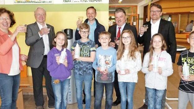 Die Freude &uuml;ber den Wasserspender der FWO war nicht nur bei den Sch&uuml;lern der Grundschule Mainleus gro&szlig;, sondern auch bei Rektorin Doris H&ouml;rath (links). Weiter nach rechts Verbandsvorsitzender Heinz K&ouml;hler, B&uuml;rgermeister Robert Bosch, Landrat Klaus Peter S&ouml;llner und Verbandsdirektor Markus Rauh Foto: Werner Rei&szlig;aus