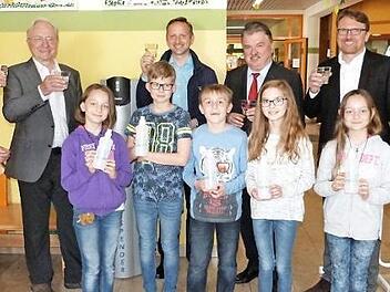 Die Freude über den Wasserspender der FWO war nicht nur bei den Schülern der Grundschule Mainleus groß, sondern auch bei Rektorin Doris Hörath (links). Weiter nach rechts Verbandsvorsitzender Heinz Köhler, Bürgermeister Robert Bosch, Landrat Klaus Peter Söllner und Verbandsdirektor Markus Rauh Foto: Werner Reißaus