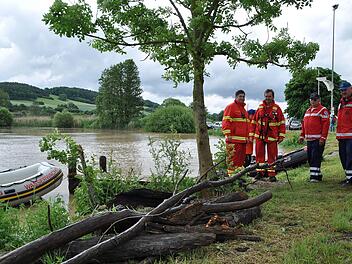 Die Verantwortlichen von Wasserwacht und DLRG rieten ab, das Schwimmen durchzuführen, denn im Main trieben nach dem Unwetter zu viel Treibgut und Baumstämme. Foto: Karl Heinz Weber