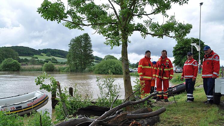 Die Verantwortlichen von Wasserwacht und DLRG rieten ab, das Schwimmen durchzuführen, denn im Main trieben nach dem Unwetter zu viel Treibgut und Baumstämme. Foto: Karl Heinz Weber