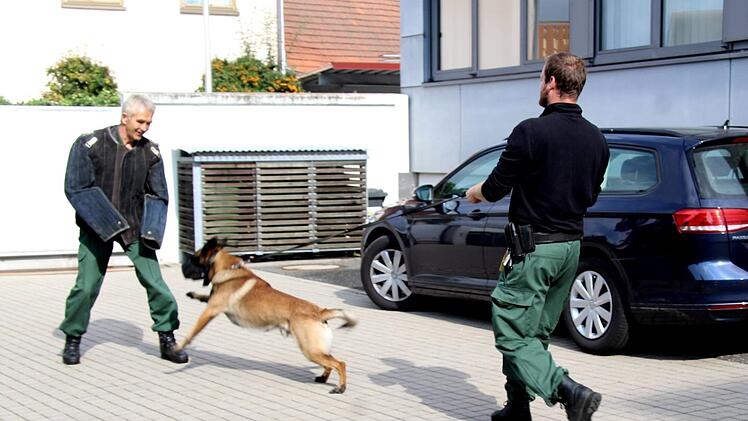 Die Hundeführer demonstrierten das Können ihrer Hunde. Foto: Richard Sänger