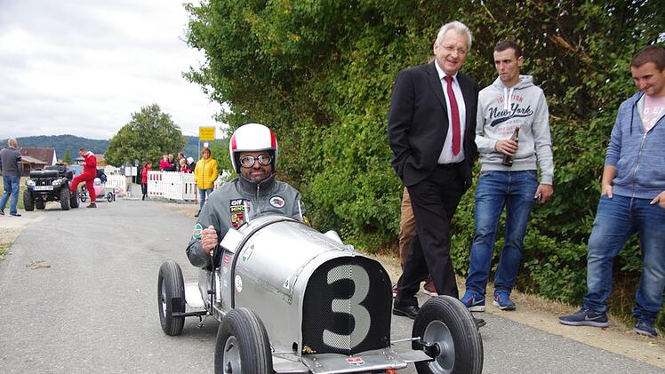 Viel Interesse weckte Norbert Vogt aus Bad Staffelstein mit seinem Bugatti-Nachbau. Foto: Thomas Hümmer