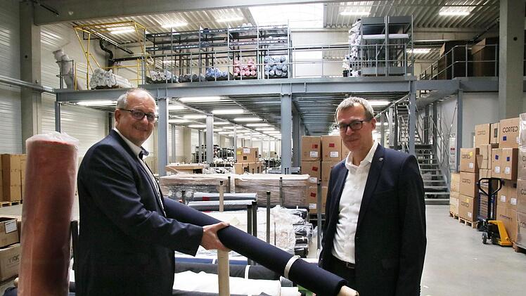 Die neue Halle bietet auf zwei Etagen fast 2000 Quadratmeter Lagerfläche. Die Geschäftsführer Jens Möller und Hans-Peter Beck haben rund zwei Millionen Euro dafür investiert.