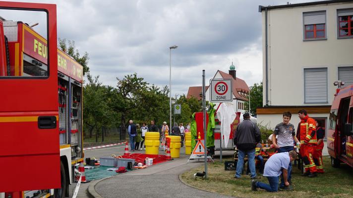 Die Feuerwehr simulierte beim Agenda-21-Tag einen Fettbrand. Fotos: Johannes Michel