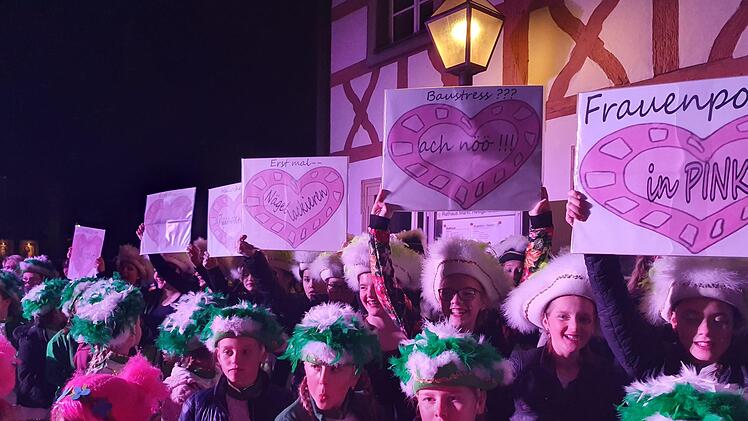 Frauenpower vor dem Rathaus Foto: Carmen Schwind