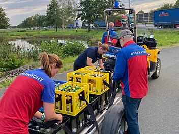 Hier wird der Anhänger mit Getränken beladen. Noch währenddessen wurde die Totalsperrung auf der A9 wieder aufgehoben. Hier wird der Anhänger mit Getränken beladen. Noch währenddessen wurde die Totalsperrung auf der A9 wieder aufgehoben.