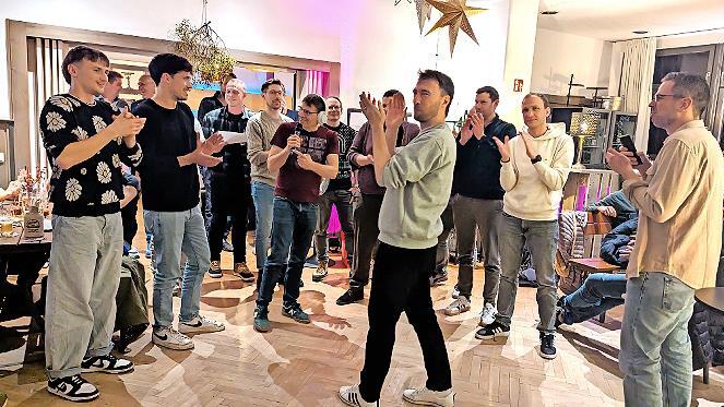 Hochstimmung beim traditionellen &bdquo;Treffen&ldquo; der &bdquo;Haferk&ouml;rner&ldquo; mit dem H&ouml;hepunkt Gesangseinlage der &bdquo;Haferkorn&ldquo;-Sieger &bdquo;Lieblings-Liebige&ldquo;.