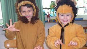 Mit dem königlichen Marsch der Löwen wird der Karneval der Tiere eröffnet. David Engelhard und Max Hausmann vom Rosenberg-Kindergarten proben schon mal ihre furchterregenden Gesten.