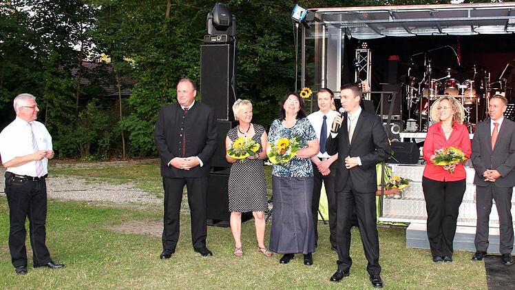 Blumen für die Damen: Hans Mönius, Walter Nussel, Karin Frank (FU), Ute Salzner, Matthias Goß (JU), Stefan Müller, Angelika Tritthart, Alexander Tritthart, Carola Fischkal