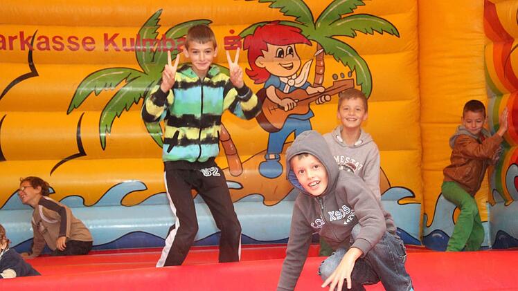 Die Hüpfburg ist immer wieder der Renner, aber nur bis der große Regen kam - dann verwandelten sich die Hüpfburgen in eine Rutschpartie Foto: Sonja Adam