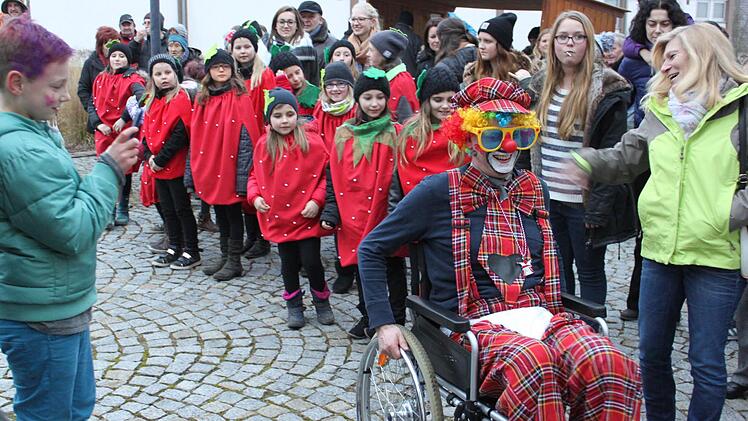 Aufgabe elegant gemeistert: Eine Runde im Rollstuhl um den Brunnen.