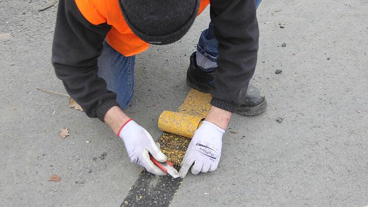 Das Entfernen der gelben Markierung ist mühsam.  Foto: Friedwald Schedel