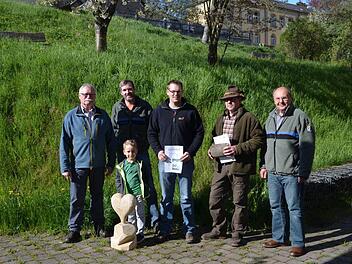 Wolfram Zeller, Bernhard Z&uuml;rner und Michael Sautter &uuml;bergaben die Preise an Lukas Belz, Hubert Beck und Tim Schneider. Foto: AELF