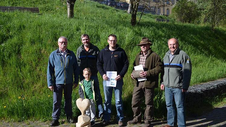 Wolfram Zeller, Bernhard Z&uuml;rner und Michael Sautter &uuml;bergaben die Preise an Lukas Belz, Hubert Beck und Tim Schneider. Foto: AELF