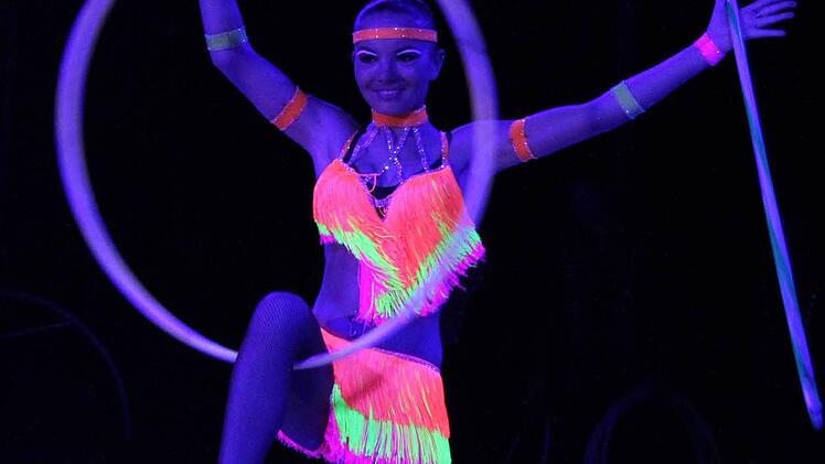 Hula Hoop mit Schwarzlichteffekt: Ein schönes Spektakel