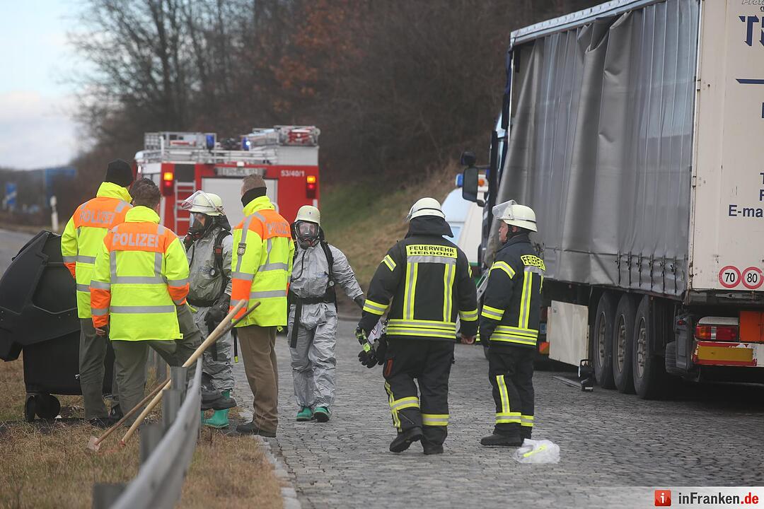 Chemie-Alarm auf der A3 - Feuerwehr sichert Gefahrgut