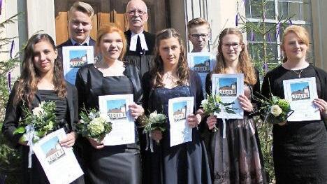 Ditterswind —  In Ditterswind feierten (hinten von links) Kevin Posekardt (Marbach), Pfarrer Wolfgang Scheidel, Johannes Knauer sowie (vorne) Cheyenne Prediger, Anne-Sophie Schmidt, Katharina Ebert (alle Ditterswind), Julia Alber (Gresselgrund) und Sabrina Bayer (Marbach). Musikalisch wurde der Festgottesdienst ausgestaltet vom Posaunenchor Altenstein (Leitung Andreas Binger), dem Chor "Voices of Light" (Leitung Christine Kettler-Pohl) und Lena Gagel (Orgel). Foto: Jens Fertinger