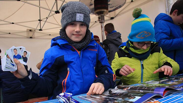 Leon Hölz (10) und Linus Zimmer (10) haben die ersten gesammelten Bilder von TSV-Ebermannstadt-Mitglieder in ihre neuen "Stickerstars"-Alben geklebt. Foto: Andreas Hofbauer