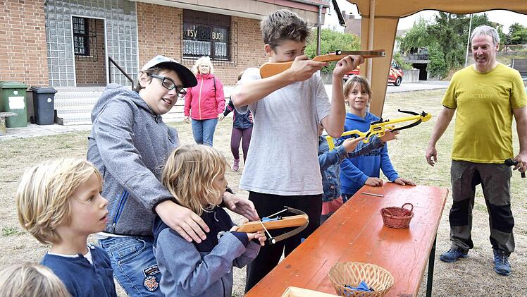 Die kleinen Armbrustschützen zielten auf die Burg im Zelt der Kirchengemeinde. Uwe Thaler (rechts) hatte das Kinderfest maßgeblich organisiert.  Foto: Andreas Welz