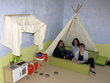 Probesitzen in der Krippengruppe: Silke Kaiser, Birgit Schubart und Elke Protzmann     (von links) freuen sich über einen gelungenen  Erweiterungsbau für den Kindergarten "Farbenfroh" in der Hans-Rollwagen-Straße.Berthold Köhler