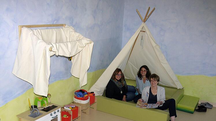 Probesitzen in der Krippengruppe: Silke Kaiser, Birgit Schubart und Elke Protzmann     (von links) freuen sich über einen gelungenen  Erweiterungsbau für den Kindergarten "Farbenfroh" in der Hans-Rollwagen-Straße.Berthold Köhler