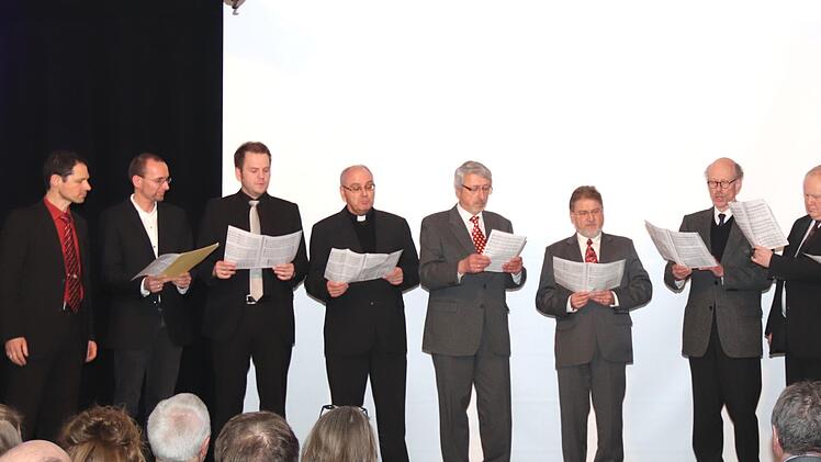 Das Doppelquartett "Plus" mit dem neuen Chef Roland Deinzer in der MitteJohanna Blum