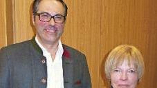 Der bisherige Vorsitzende des Rückertkreises, Rainer Möbus, ehrte Helga Jäckel für 25-jährige Zugehörigkeit. Foto: Volker Gundel