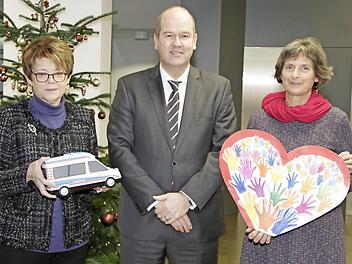 Die Weihnachtsspende der HUK-Coburg geht in diesem Jahr an die Awo-Fachberatung f&uuml;r Pflegef&auml;lle und den ASB-W&uuml;nschewagen. Jeweils 7500 Euro &uuml;berreichte Vorstandssprecher Klaus-J&uuml;rgen Heitmann an Elke Protzmann (links) vom ASB und Johanna Thomack (rechts) von der Awo.  Foto: HUK-Coburg