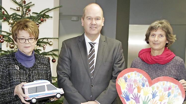 Die Weihnachtsspende der HUK-Coburg geht in diesem Jahr an die Awo-Fachberatung f&uuml;r Pflegef&auml;lle und den ASB-W&uuml;nschewagen. Jeweils 7500 Euro &uuml;berreichte Vorstandssprecher Klaus-J&uuml;rgen Heitmann an Elke Protzmann (links) vom ASB und Johanna Thomack (rechts) von der Awo.  Foto: HUK-Coburg