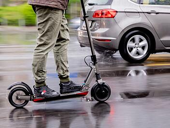 Duo macht E-Scooter-Tour auf A45 im Kreis Aschaffenburg