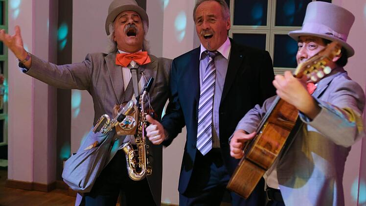 Die heimlichen Stars:  das Duo ,Solemio' mit Giampero Lucchini (links) und  David Bermudez, verstärkt durch Carlo Battistella, der beim weltberühmten ,O sole mio'mitsingt und sich hinterher als ,Pavarotti von Kulmbach' (Lucchini)  feiern lassen darf. Foto: Barbara Herbst