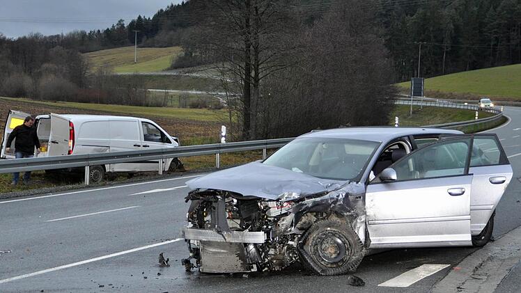 Die B 85 bei der Holzmühle ist nach dem Ausbau der Straße ein Unfallschwerpunkt geworden. An der Abzweigung nach  Grafendobrach (rechts) hat es  am Mittwoch wieder gekracht.  Foto: Karl Heinz Weber